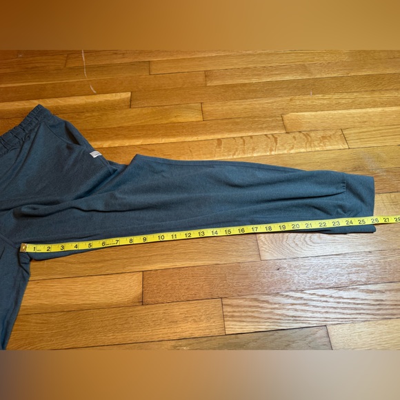 Vuori Women’s Joggers - Picture 2 of 5